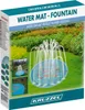 The image shows the packaging of a children's water mat with a fountain feature, set against a backdrop of a garden. Anteprima dell’immagine prodotto