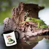 Mürrischer Frosch auf Stein Kaffeebecher in schwarz mit Produktbild-Vorschau 3