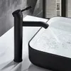 A black faucet is shown dispensing water into a black and white basin. Anteprima dell’immagine prodotto