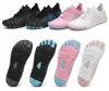 Vier Paar Wasserschuhe in Schwarz, Schwarz mit blauen Akzenten, Rosa mit blauen Akzenten und Weiß mit rosa Akzenten, von oben und unten gezeigt Produktbild-Vorschau