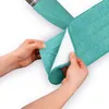Hands attaching a cleaning pad to a spray mop. Anteprima dell’immagine prodotto