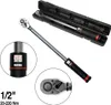 A torque wrench and its case are displayed against a white background, with close-up insets showing the measurement dial and the ratchet head. Podgląd zdjęcia produktu