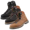 Auf dem Bild ist ein brauner Stiefel abgebildet der von der Seite betrachtet wird. Der Stiefel hat eine elegante Form und ist mit einer leicht strukturierten Oberfläche versehen. Produktbild-Vorschau