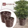 A Christmas tree stand in a barrel design, with a real Christmas tree in the background. Voir les images du produit