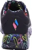 The back view of a black junior sports shoe with colorful graffiti-like print on the sole and a colorful logo on the heel. Voir les images du produit
