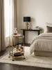 Eleganter Servierwagen in Gold und Schwarz, stilvoll in einem Altbau-Wohnzimmer mit Stuck und Parkettboden als mobile Minibar arrangiert._#sku_SAFWL6.000# Produktbild-Vorschau
