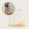A baby gate is shown installed in a doorway, with a close-up inset showing the gate in a different doorway. An illustration indicates the gate's 90-degree opening capability. Voir les images du produit
