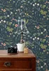 ESTAhome behang veldbloemen donkerblauw, groen en roze 53 Productafbeelding-voorbeeld 3