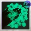A hand holding glowing green snowflakes against a dark background. Podgląd zdjęcia produktu