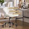 A white fluffy office chair is shown in the foreground, with text overlays highlighting its ergonomic features. In the background, a woman is applying makeup at a vanity table, with another office chair visible. Produktbild-Vorschau