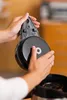 A person's hands are holding and demonstrating a part of a coffee pot. Produktbild-Vorschau