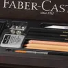 A close-up view of an open Faber Castell art set, showing various art supplies like pencils, an eraser, and a sharpener. Anteprima dell’immagine prodotto