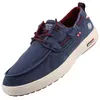 Auf dem Bild ist ein blauer flacher Schuh zu sehen der von der Außenseite abgebildet ist. Der Schuh hat eine schlichte Form und eine leicht strukturierte Oberfläche. Produktbild-Vorschau