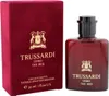Edler dunkelroter Flakon mit schwarzem Sprühkopf, daneben passende rote Box mit goldener Schrift und Trussardi-Wappen. Produktbild-Vorschau