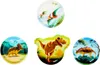A collage of four round plates and one irregularly shaped plate, each featuring a different dinosaur illustration. Anteprima dell’immagine prodotto