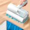 Weißer Handstaubsauger gegen Hausstaubmilben, der auf einer hellbraunen Matratze verwendet wird, mit blauem Licht und entfernten Mikropartikeln Náhled obrázku produktu