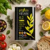 Olivenöldose umgeben von Zitrone, Tomaten, Kräutern und Brot von oben Produktbild-Vorschau