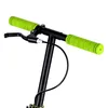 A close-up view of the handlebars and brake lever of a scooter. Voir les images du produit