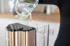 Jemand gießt Wasser aus Glaskrug in Unold Express Ava aus durchsichtigem Kunststoff auf Küchentheke. Produktbild-Vorschau