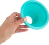 A hand holding a teal funnel. Voir les images du produit