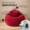A red beanbag chair with text overlays describing its features, and a small inset image of a person putting laundry into a washing machine. Voir les images du produit