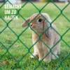 A rabbit is behind a green fence, looking to the side. The text 'GEMACHT, UM ZU HALTEN.' is overlaid on the image. Produktbild-Vorschau