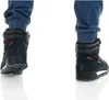 Close-up of a person's feet wearing black hiking boots and blue pants. Voir les images du produit