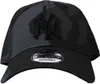 A close-up studio shot of a New York Yankees baseball cap. Produktbild-Vorschau