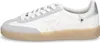 A side view of a white and gray sneaker with a tan sole. Voir les images du produit