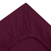 A close-up view of a burgundy fitted sheet, showing the elasticized edge and fabric texture. Produktbild-Vorschau
