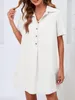 Ein locker sitzendes Sommerkleid für Damen mit Knopfleiste. Produktbild-Vorschau 2