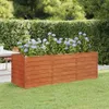A wooden planter box filled with purple hydrangeas sits on a green lawn, with a hedge and trees in the background. Produktbild-Vorschau