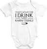 Kurzarm Baby-Body mit Aufdruck I Drink and I Know Things Produktbild-Vorschau 1