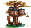 A detailed LEGO model of a treehouse with multiple levels and accessories, set against a white background. Produktbild-Vorschau