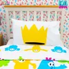 A close-up view of a bed with Fall Guys themed bedding. Voir les images du produit