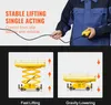 A person operating a hydraulic pump with a remote control, and two diagrams illustrating the lifting and lowering of a hydraulic platform. Anteprima dell’immagine prodotto