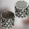 Two silver ceramic pots with a geometric pattern are shown against a blurred background. Anteprima dell’immagine prodotto