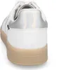 The back view of a white sneaker with silver accents. Voir les images du produit