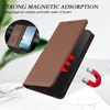 A brown leather flip case for a smartphone is shown, with red arrows indicating magnetic attraction and a horseshoe magnet graphic. Anteprima dell’immagine prodotto