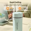 A person is using a laptop in the background, while a portable kettle is in the foreground. Text overlays highlight the kettle's features. Produktbild-Vorschau