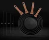 A stack of frying pans with size indicators. Náhled obrázku produktu
