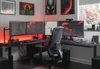 A gaming desk setup with multiple monitors and a chair. Anteprima dell’immagine prodotto