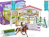 A toy playset for a horse championship, including fences, a grandstand, figures, and accessories, displayed with its packaging. Anteprima dell’immagine prodotto