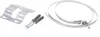 A metal bracket, two screws with wall plugs, and a metal strap are laid out on a white background. Voir les images du produit