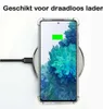 A smartphone in a transparent case is placed on a wireless charger, indicating it is charging. Anteprima dell’immagine prodotto