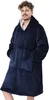 Kuschelige Hoodie Decke mit Ärmeln – Vielseitiger Produktbild-Vorschau 1