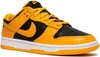 A studio shot of a single Nike Dunk Low sneaker. Produktbild-Vorschau