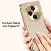 A hand is holding a gold, glittery phone case with a camera lens cutout. Text overlays describe the product's features. Produktbild-Vorschau
