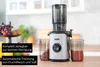 Der Unold Slow Juicer Sam steht auf einer Küchentheke mit Behältern für getrenntes Fruchtfleisch und Produktbild-Vorschau