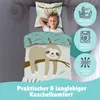 A young boy sleeping in a bed with sloth-themed bedding, with informational icons on the side. Produktbild-Vorschau